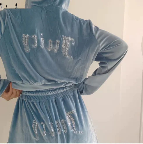 سويت شيرت وبنطلون مثيران بالألماس