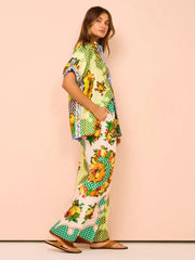 قميص بأكمام هاواي وبنطال فضفاض