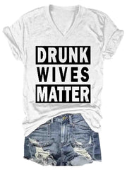 قميص نسائي برقبة على شكل حرف V من Drunk Wives Matter