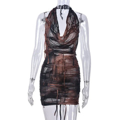 فستان قصير مفتوح الظهر بفتحة رقبة على شكل حرف V