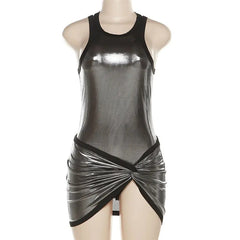 تذكرني طقم تنورة قصيرة بجسم معدني ملتوي من الأمام