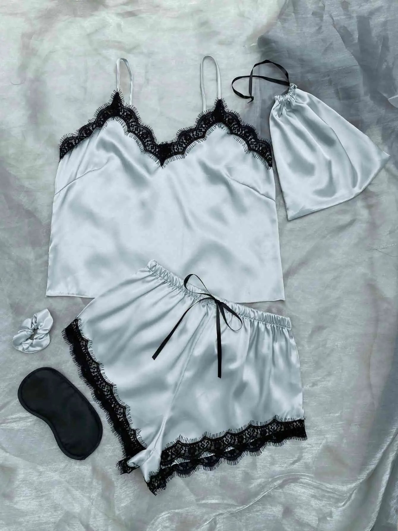 طقم بيجامة من Lace Dreams