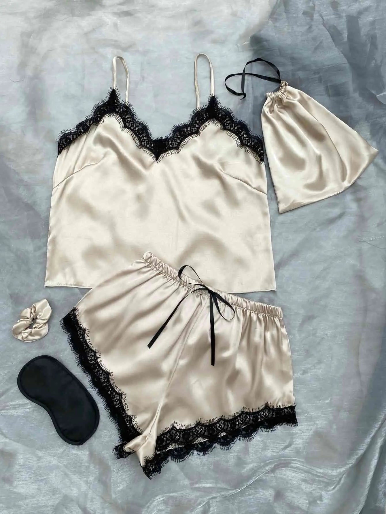 طقم بيجامة من Lace Dreams