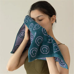 منشفة حمام ووجه بابتسامة ريترو