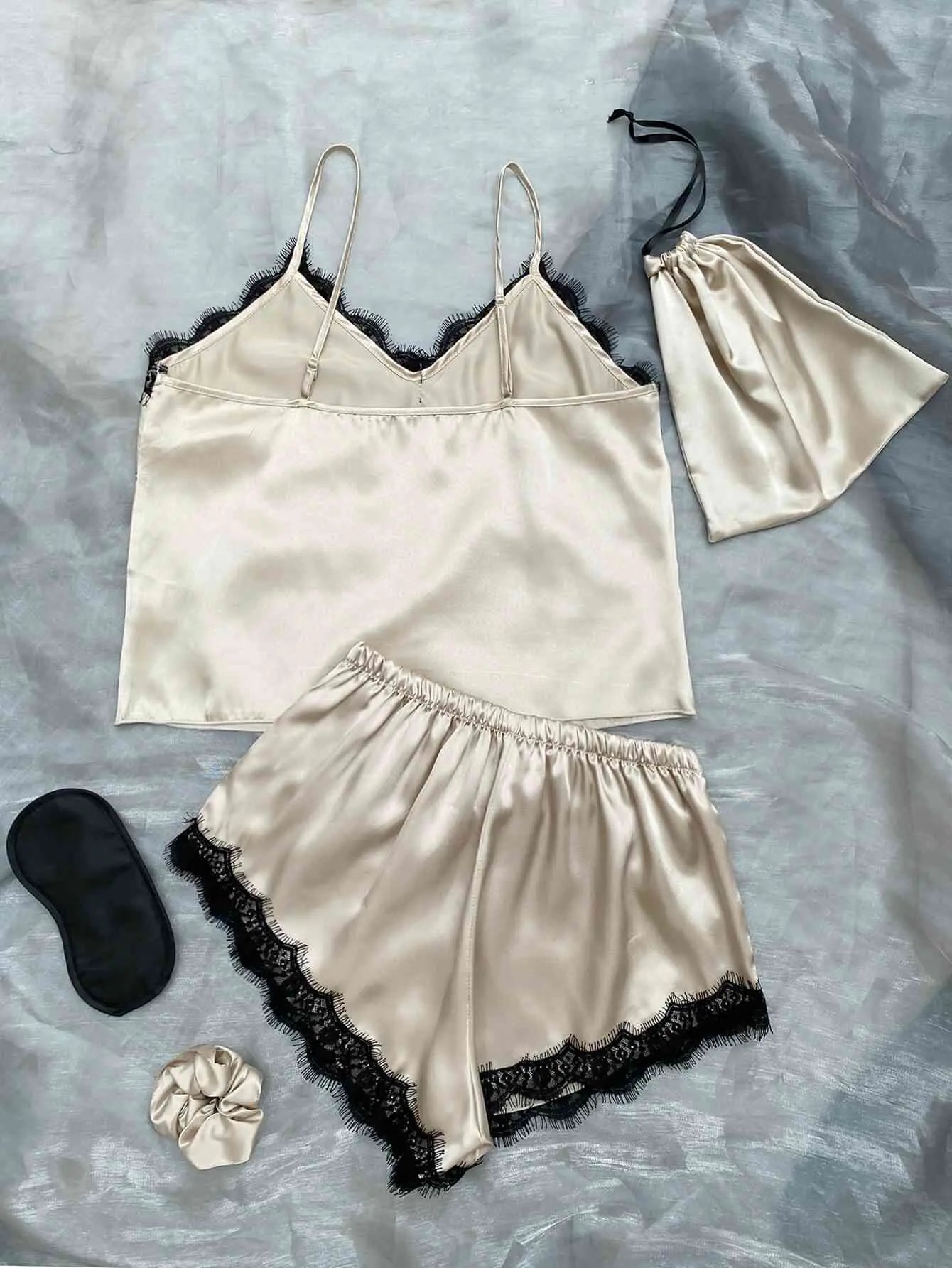طقم بيجامة من Lace Dreams