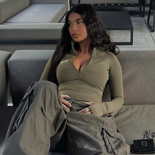 تي شيرت نسائي قصير بأكمام طويلة وسحّاب