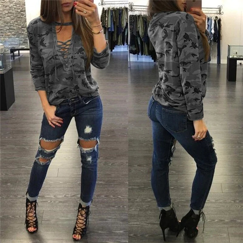 سويت شيرت نسائي مموه برقبة على شكل حرف V وغطاء رأس وأكمام طويلة