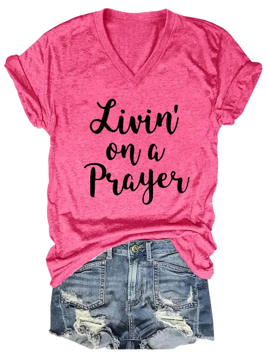 قميص نسائي بفتحة رقبة على شكل حرف V مكتوب عليه Livin' On A Prayer