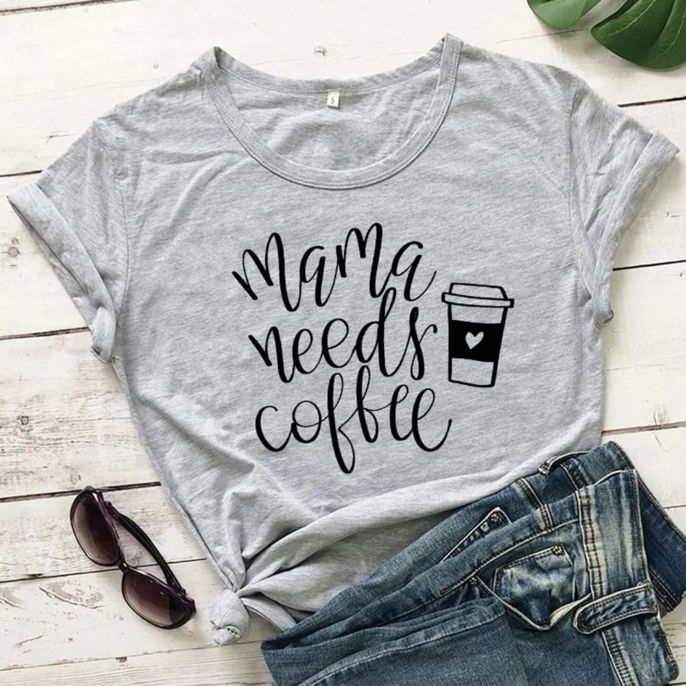 قمصان مضحكة مكتوب عليها Mama Needs Coffee