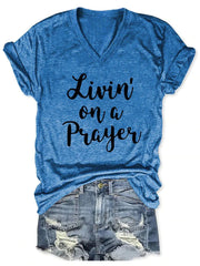 قميص نسائي بفتحة رقبة على شكل حرف V مكتوب عليه Livin' On A Prayer