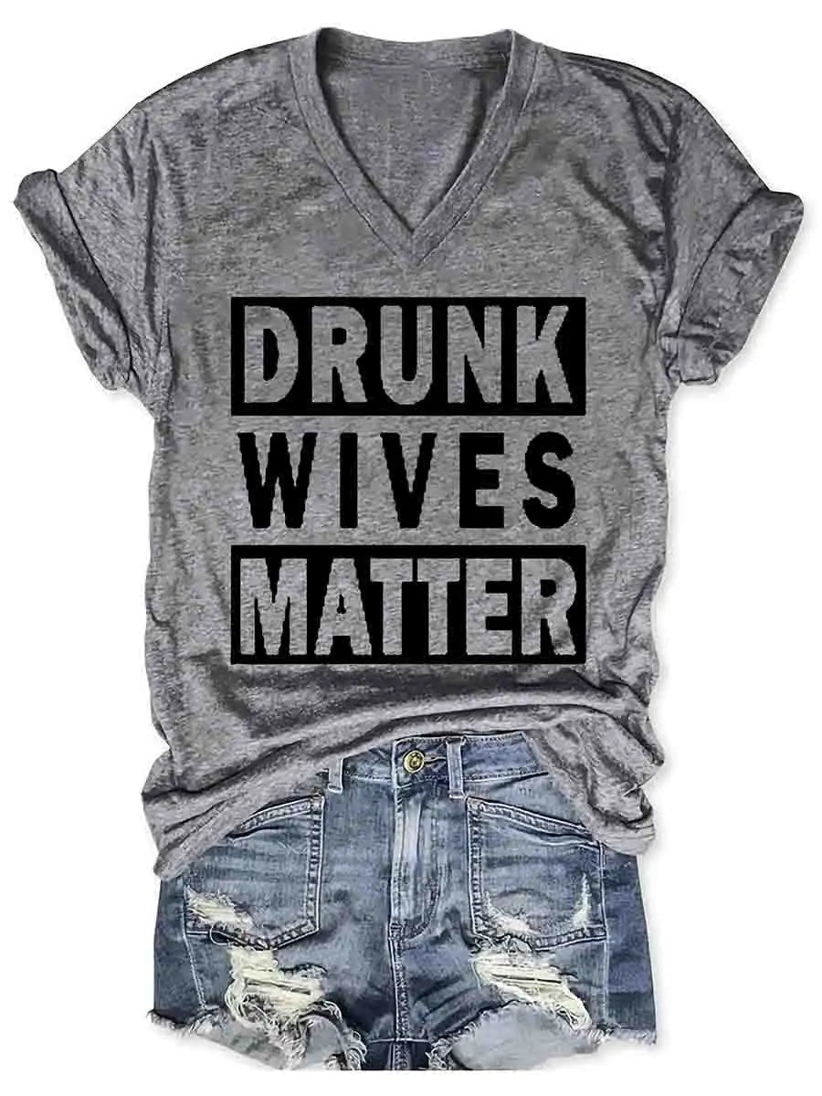 قميص نسائي برقبة على شكل حرف V من Drunk Wives Matter