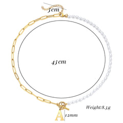 قلادة بحروف أولية نصف لؤلؤة ونصف مشبك ورق