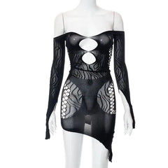 فستان قصير من القماش الشبكي بفتحة على الكتفين في مركز الأضواء