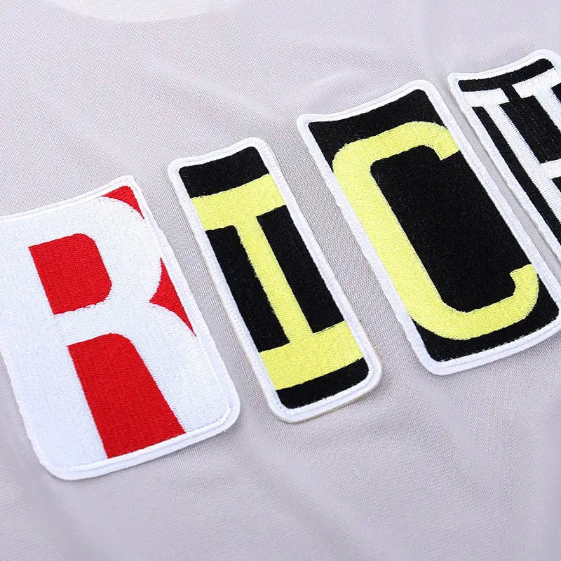 قميص داخلي قصير مطرز بشعار Feeling Rich
