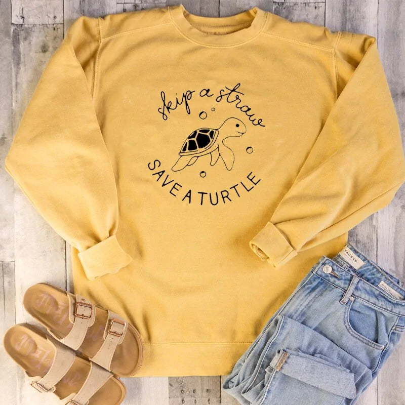 سويت شيرت هاراجوكو للنساء مطبوع عليه عبارة Skip A Straw Save A Turtle