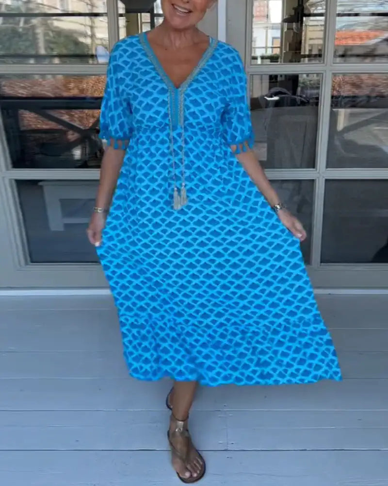 فستان كاجوال بفتحة رقبة على شكل حرف V