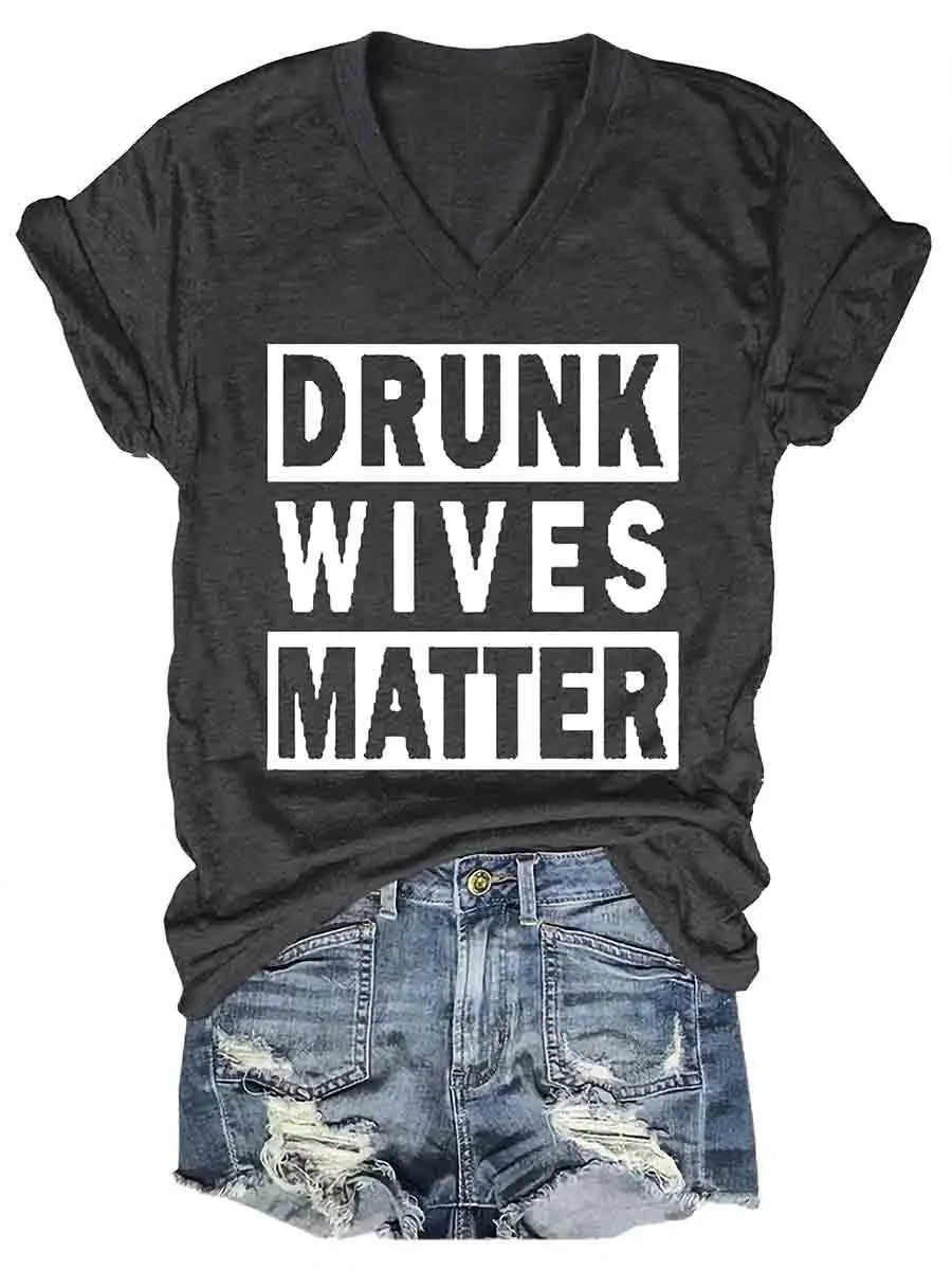 قميص نسائي برقبة على شكل حرف V من Drunk Wives Matter