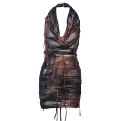 فستان قصير مفتوح الظهر بفتحة رقبة على شكل حرف V