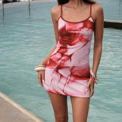 فستان قصير بحزام سباغيتي وطبعة حبر حمراء عشوائية