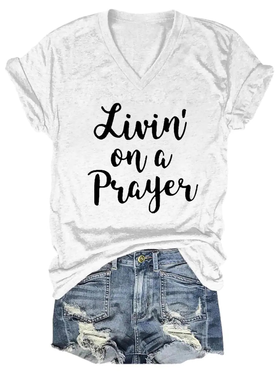 قميص نسائي بفتحة رقبة على شكل حرف V مكتوب عليه Livin' On A Prayer