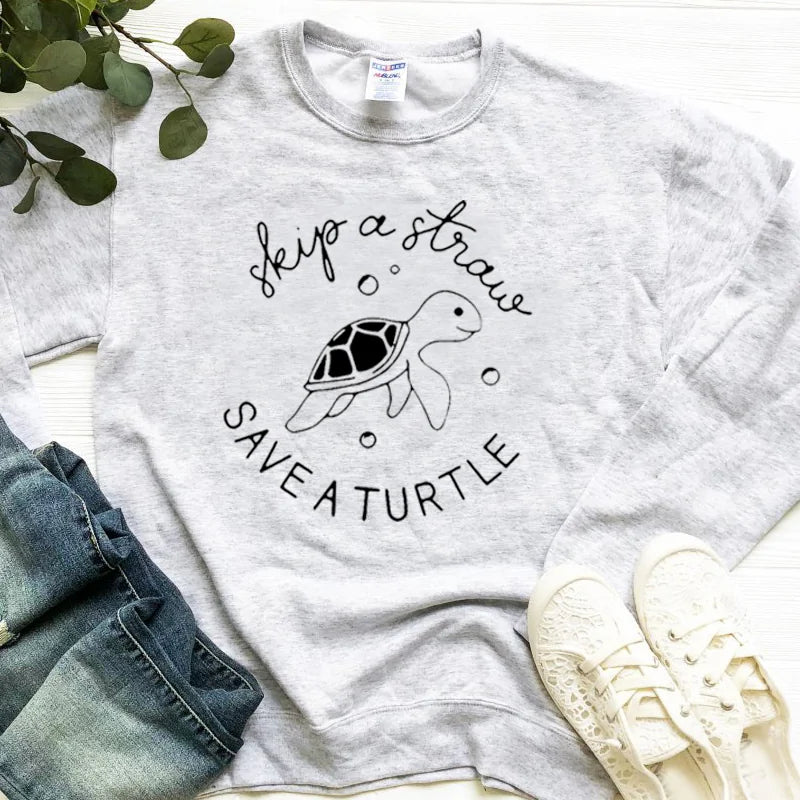 سويت شيرت هاراجوكو للنساء مطبوع عليه عبارة Skip A Straw Save A Turtle