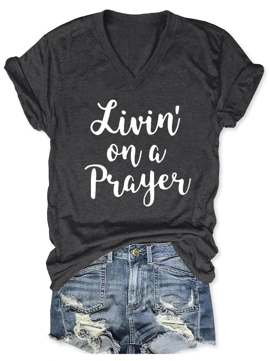 قميص نسائي بفتحة رقبة على شكل حرف V مكتوب عليه Livin' On A Prayer