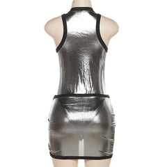 تذكرني طقم تنورة قصيرة بجسم معدني ملتوي من الأمام