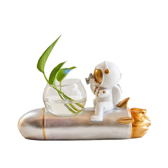 وعاء زهور زخرفي من الراتينج على شكل رائد فضاء نورديك